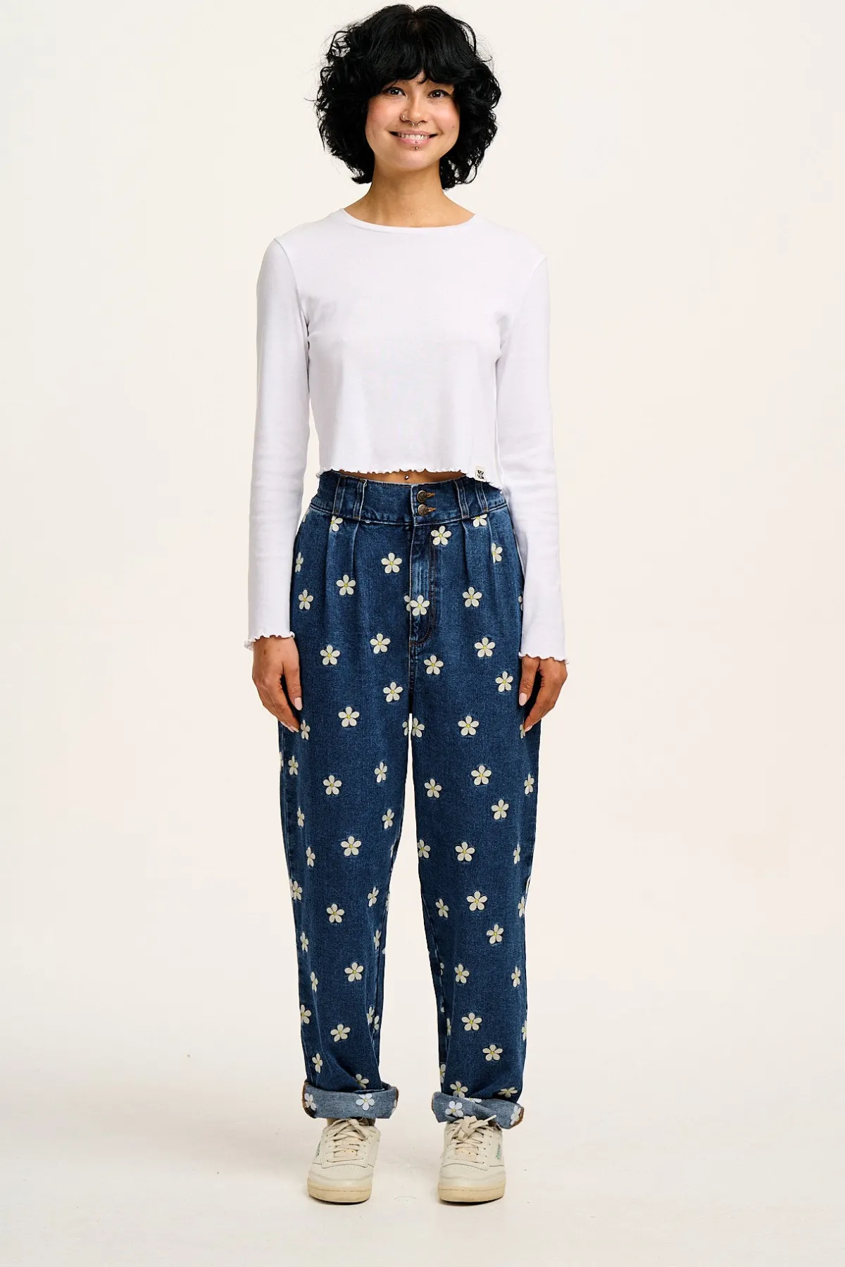 Hot Addison - Tapered Denim Jeans in Mid Wash with Daisy Embroidery All Bottoms|Jeans