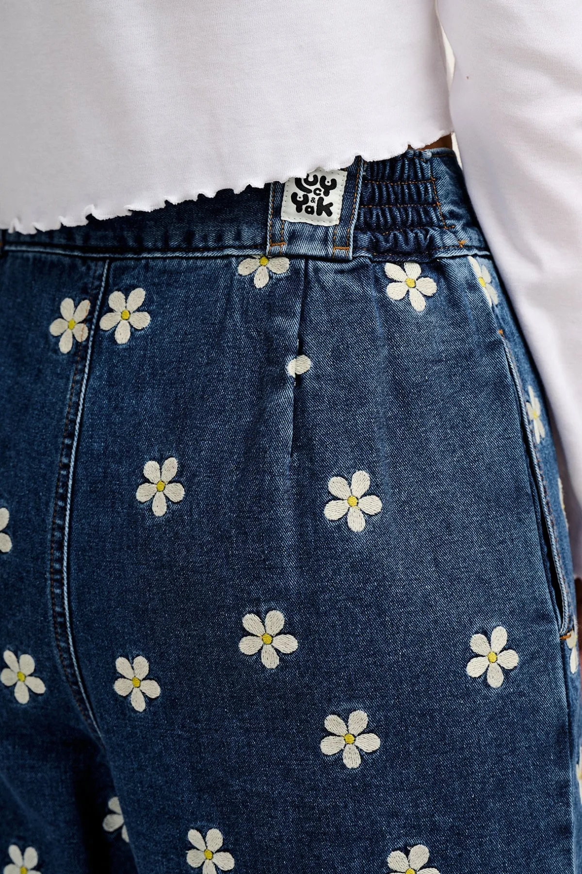 Hot Addison - Tapered Denim Jeans in Mid Wash with Daisy Embroidery All Bottoms|Jeans