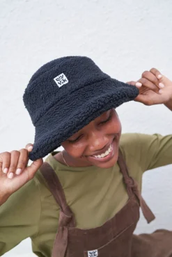 Best Travis - Borg Fleece Bucket Hat in Black All Accessories|Hats & Hair